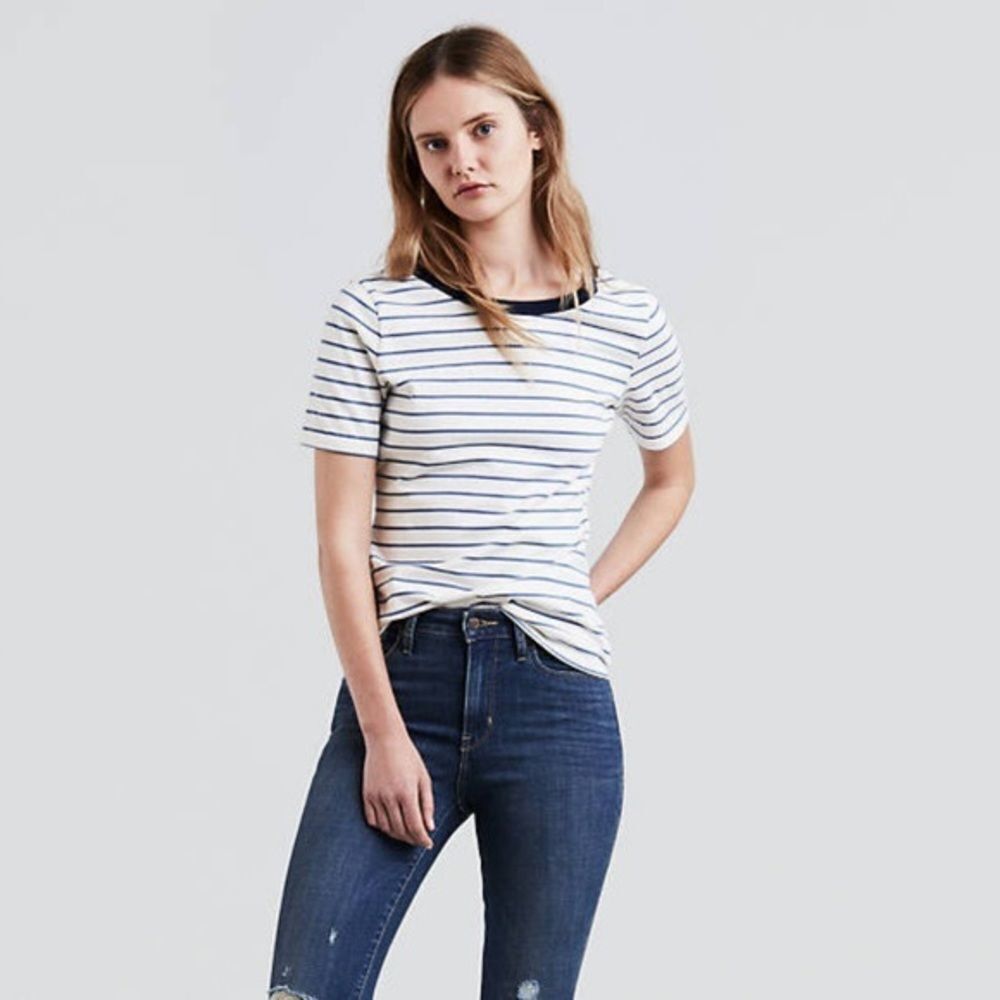 🚨 3 for $25 - LEVI’S Stripped Back Scoop Tee